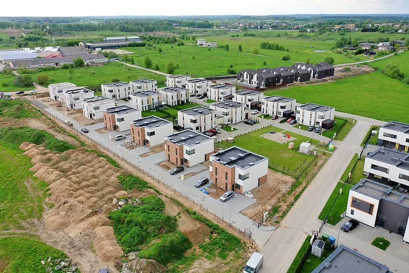 Naujų kotedžų kvartalas tarp laukų iš oro