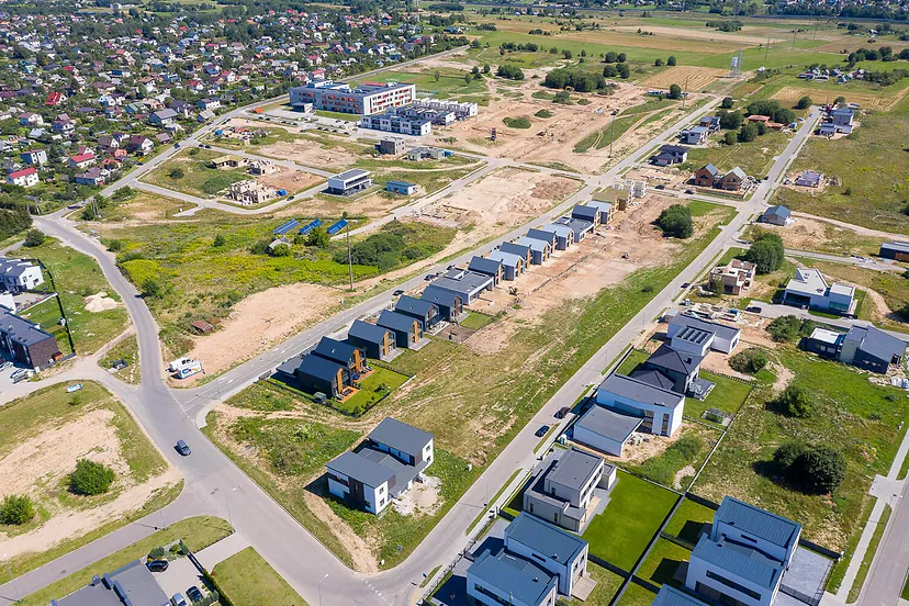 Naujų namų kvartalas statybų metu iš aukštai