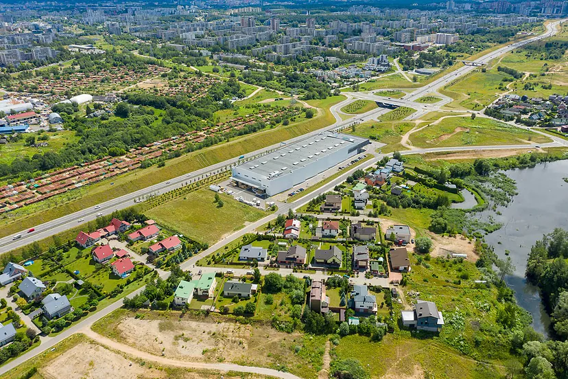 Prekybos pastatas, geležinkelis ir gyvenvietė iš aukštai