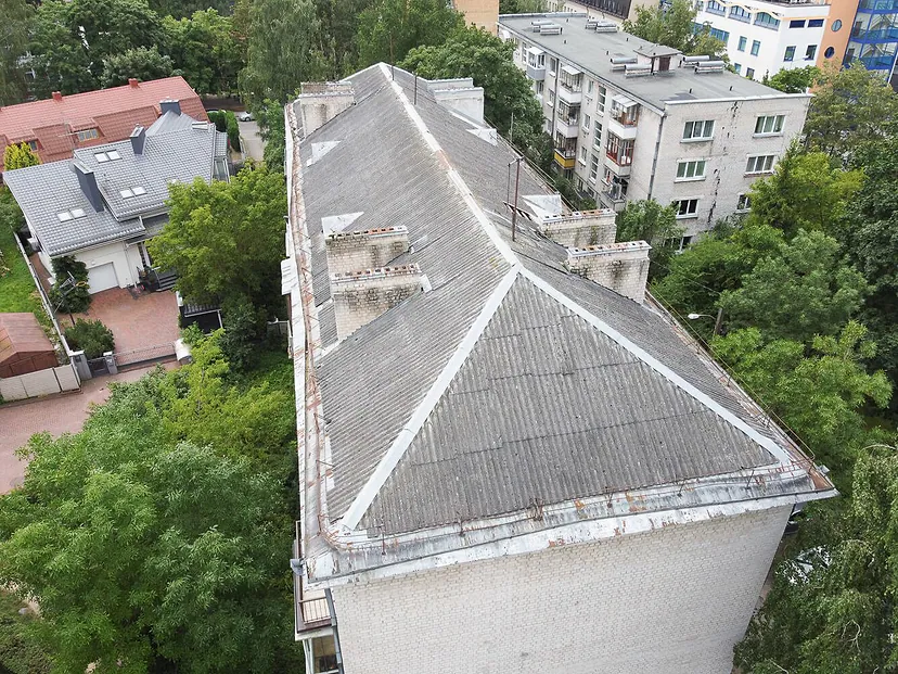Senas daugiabučio stogas iš arti, vaizdas dronu