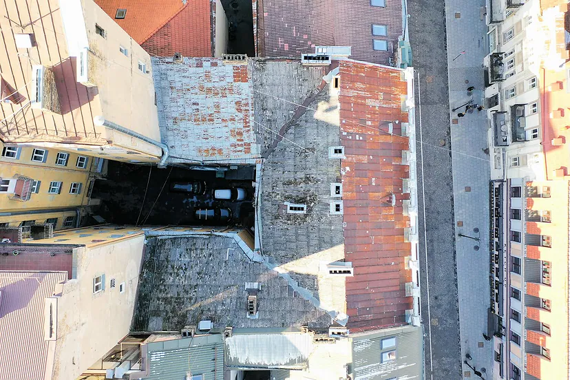 Senamiesčio stogai ir kiemas, vaizdas tiesiai iš viršaus