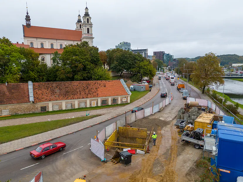 Gatvės darbai prie upės, fone bažnyčia