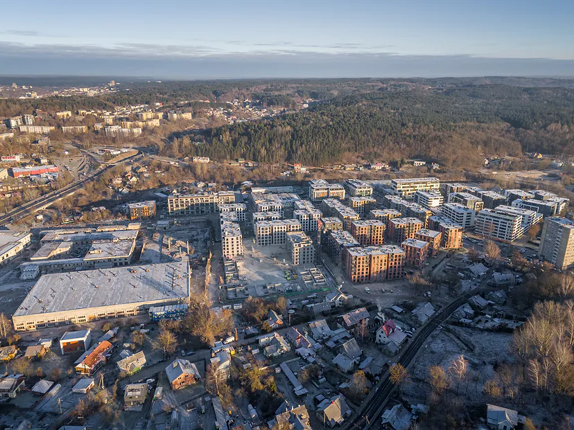 Naujas miesto kvartalas saulėlydžio metu