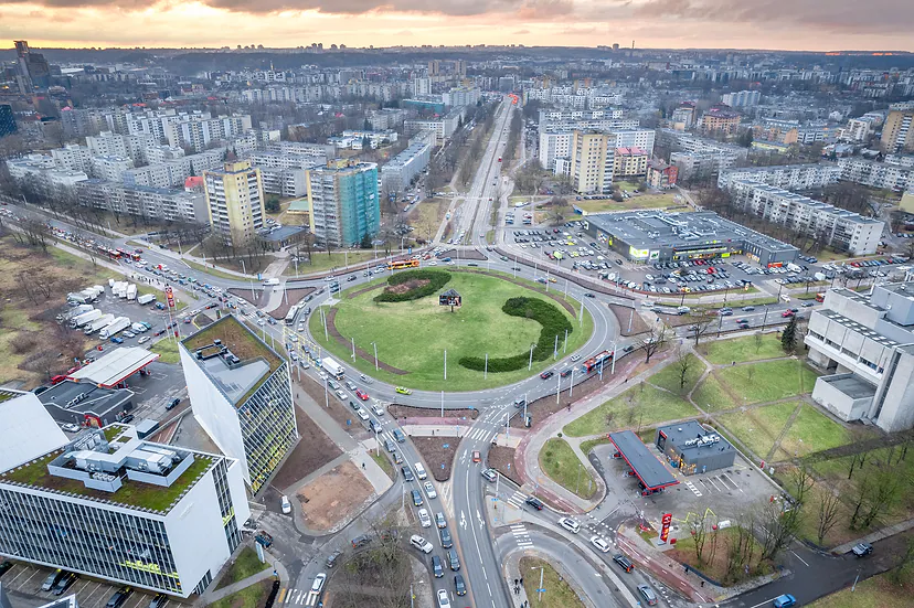 Žiedinė sankryža ir daugiabučiai vakare