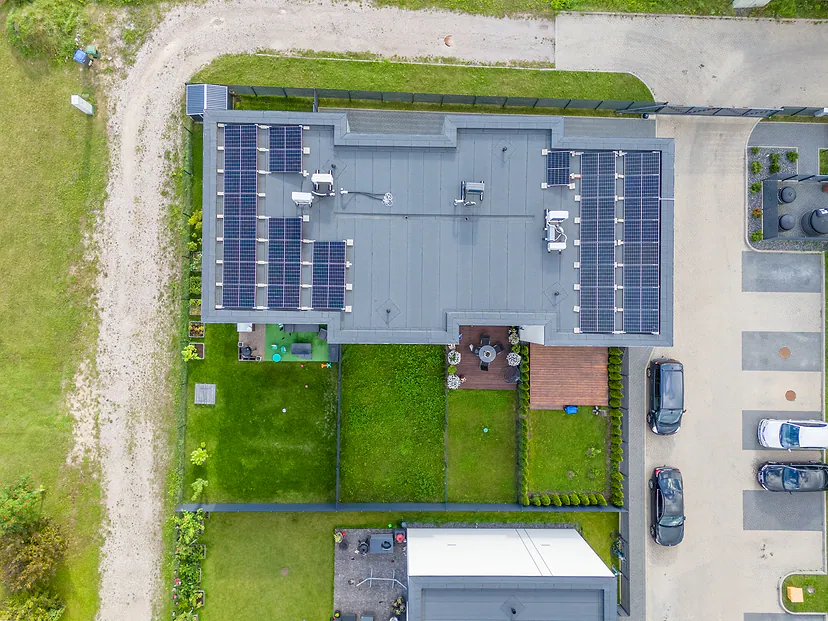 Namas su saulės elektrine ir kiemu, vaizdas tiesiai iš viršaus