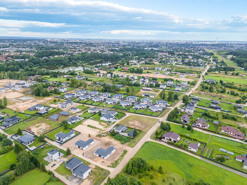 Naujų namų gyvenvietė prie miesto iš aukštai