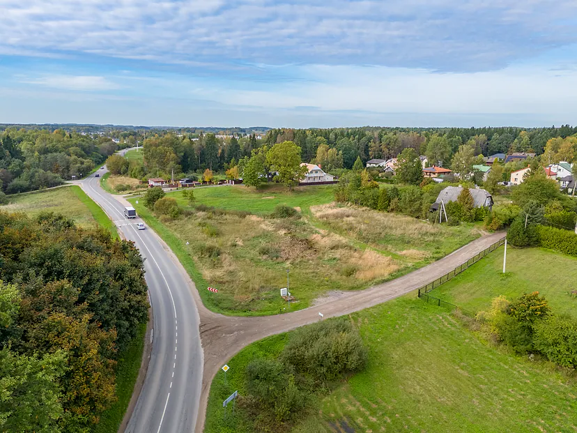 Land plot at a crossroads, homesteads around it