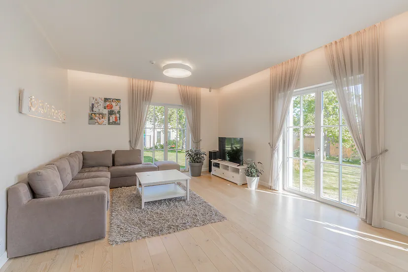 Bright living room with doors to the garden