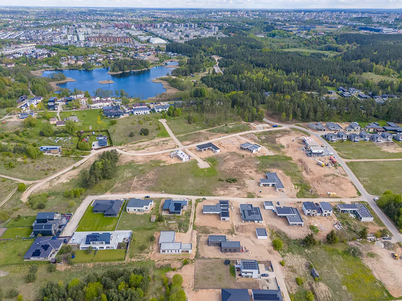 The development from high up, with the lake and the city's apartment buildings in view