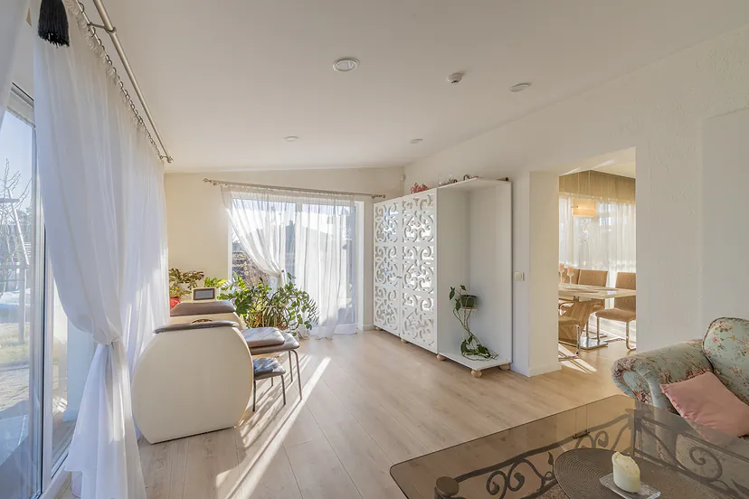 Lounge corner by the large windows