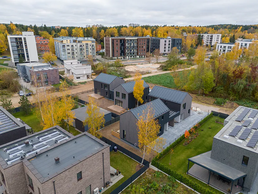 Kotedžų projektas iš oro, fone nauji daugiabučiai