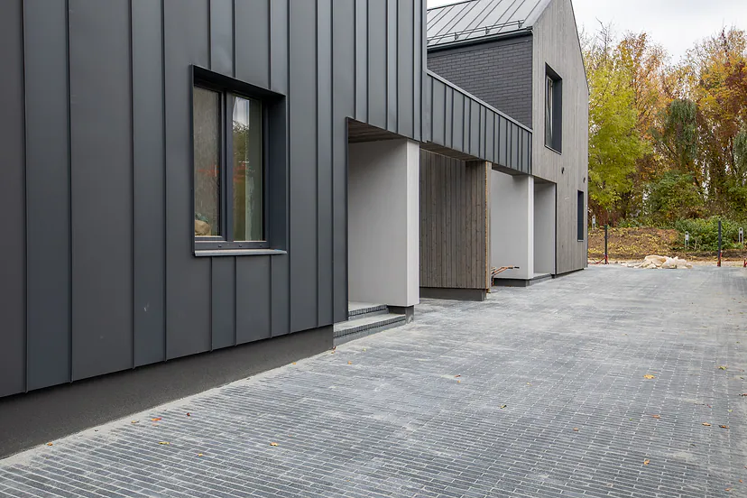 Facade with metal cladding