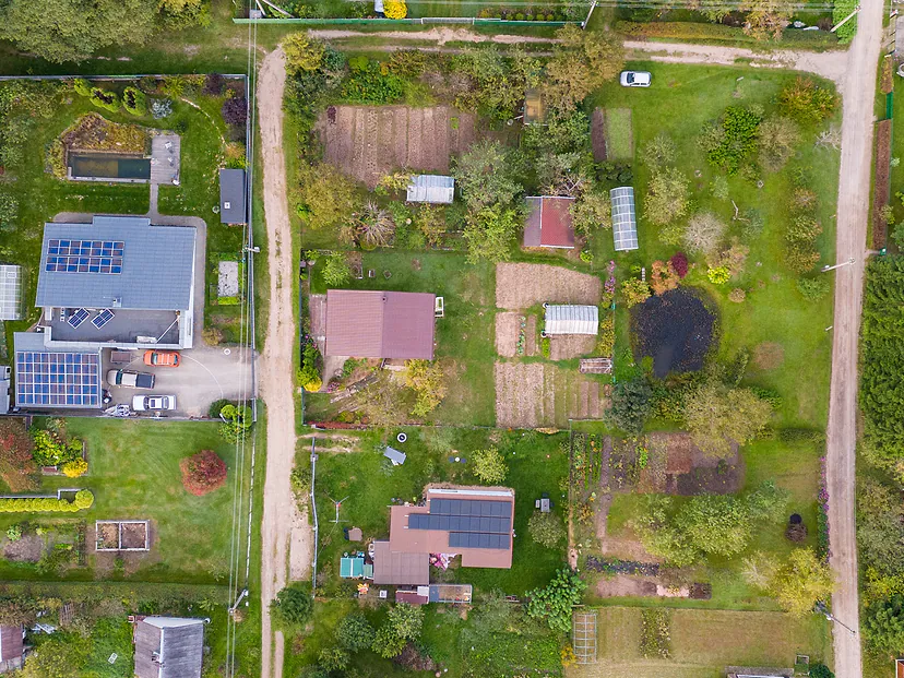 The plot and its neighbors from above, before the boundary is marked