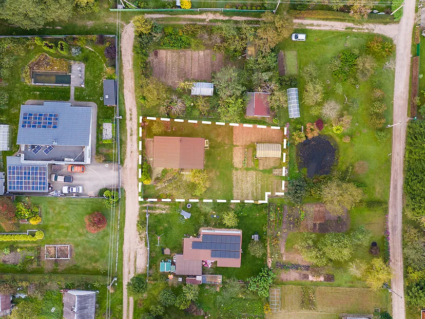 The same frame with the plot boundary marked by a dashed line