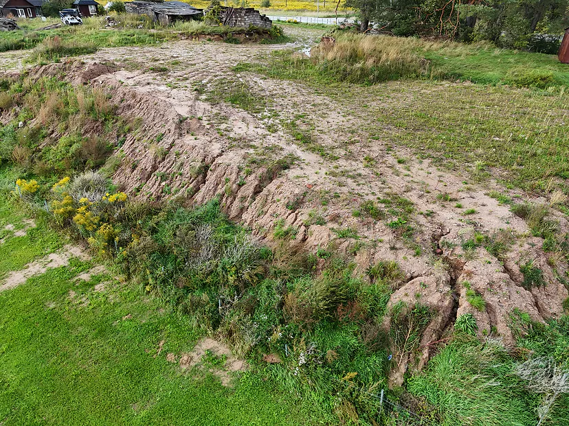 Smėlio nuošliauža ant sklypo, nufotografuota dronu iš kaimyno sklypo kaip įrodymas teismui