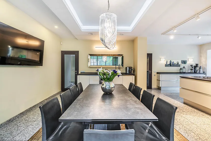 Tas pats valgomasis, nufotografuotas AEREALTY: tiesiai, šviesiai, tiesiomis sienomis