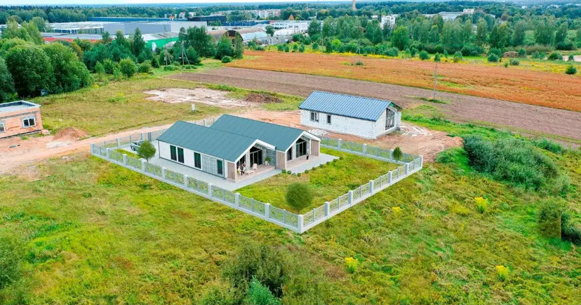 Single-story house with a fence in a field, aerial visualization